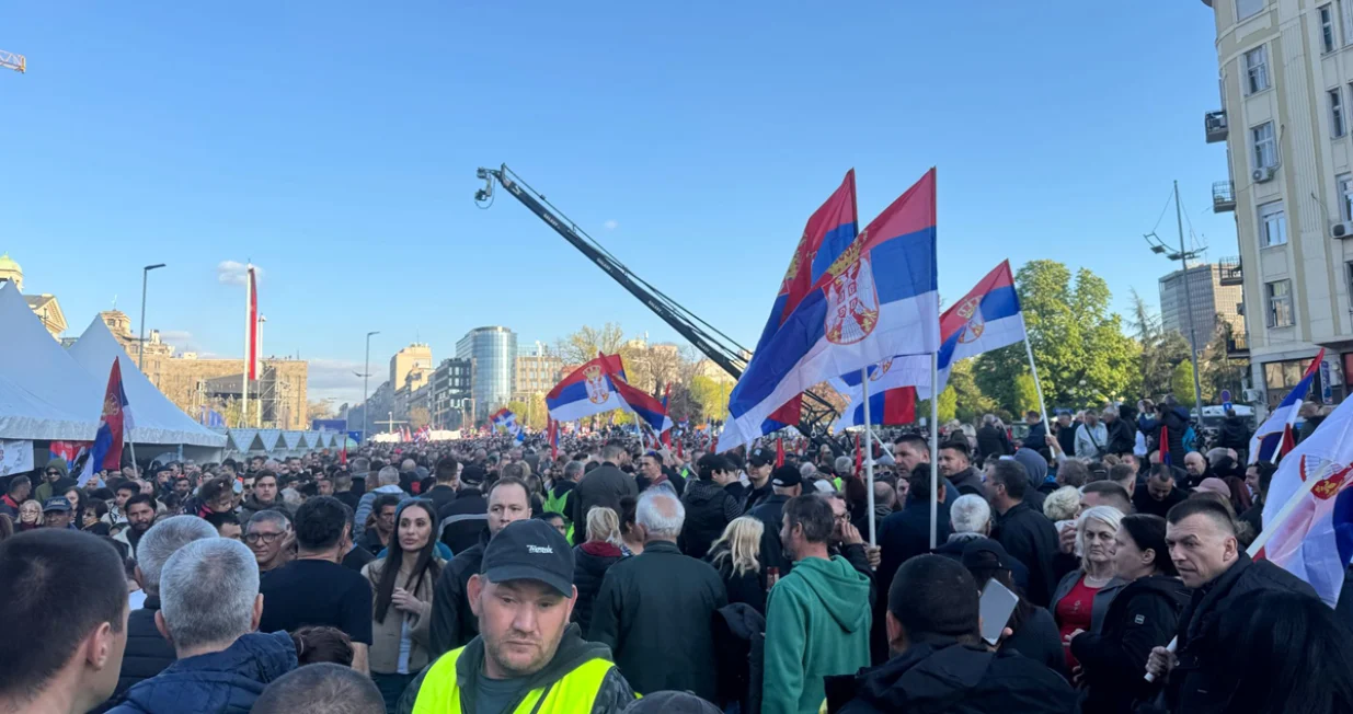 Golem skup vučićevaca u Beogradu, uskoro njegov govor//
