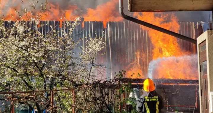 Požar u Živinicama, gori objekat firme Hrastik/Živinički Hunjer