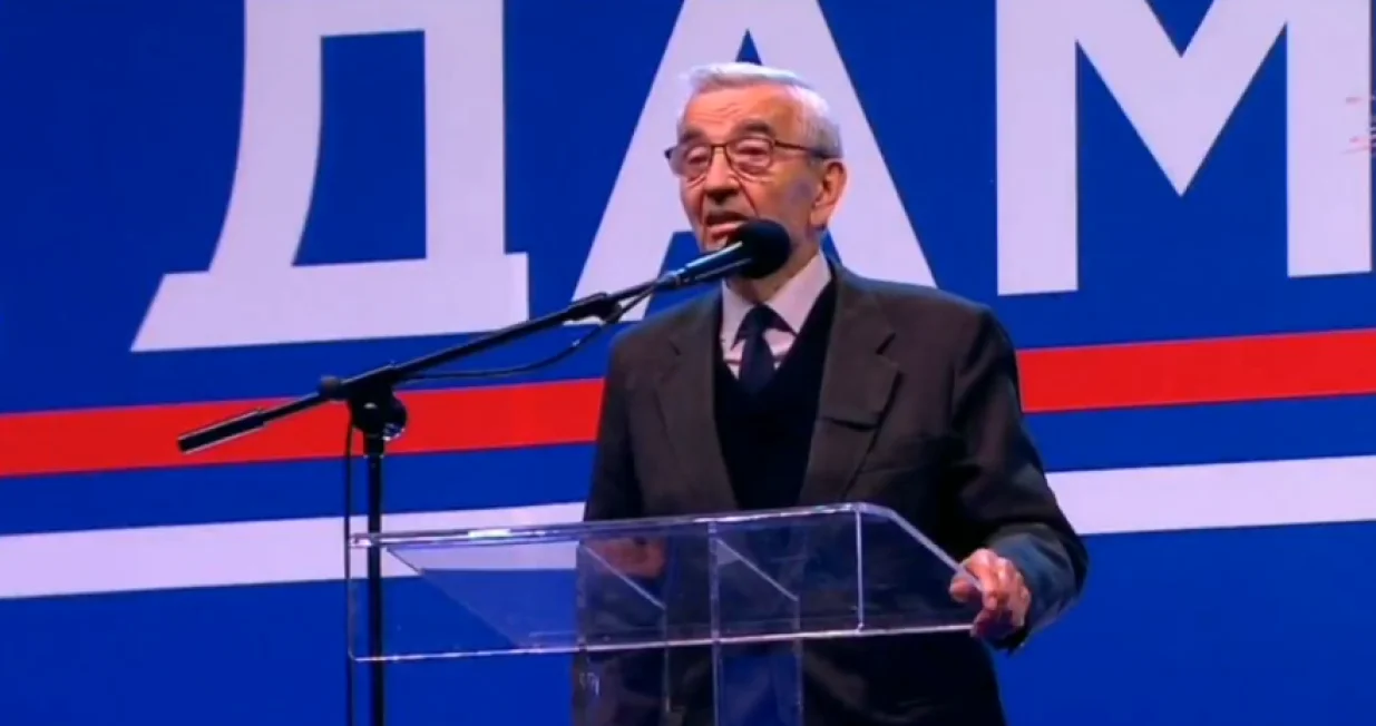 Na skupu "Ne damo Srbiju" koji je u Beogradu organizovao Aleksandar Vučić i vladajuća partija, jedan od govornika bio je i Đuro Raca, roditelj jedne od žrtava pada nadstrešnice u Novom Sadu./Screenshot