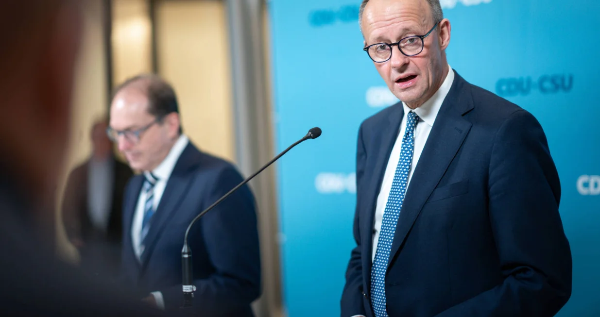 Statement der CDU_CSU zur Vertrauensfrage des Bundeskanzlers Aktuell, 16.12.2024, Berlin, Friedrich Merz CDU gemeinsam mit Alexander Dobrindt CSU bei ihrem Statement im Anschluss an die Wahl zur Vertrauensfrage des Bundeskanzlers von CDU und CSU Bundestagsfraktion im Reichstagsgebaeude Berlin Berlin Deutschland *** Statement by the CDU CSU on the vote of confidence in the Federal Chancellor Current, 16 12 2024, Berlin, Friedrich Merz CDU together with Alexander Dobrindt CSU during their statement following the election on the vote of confidence in the Federal Chancellor by the CDU and CSU parliamentary group in the Reichstag building Berlin Berlin Germany Photo: IMAGO/IMAGOSTOCK&PEOPLE/Imago/imagostock&people