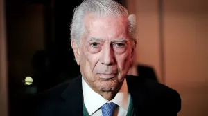 epa09941505 Peruvian writer and winner of the 2010 Nobel Prize for Literature, Mario Vargas Llosa, arrives for a conference in Montevideo, Uruguay, 11 May 2022. EPA/RAUL MARTINEZ/Raul Martinez