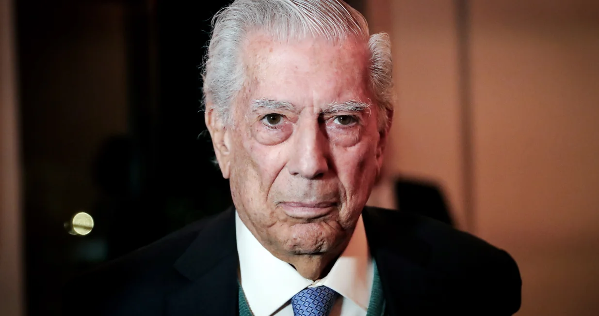 epa09941505 Peruvian writer and winner of the 2010 Nobel Prize for Literature, Mario Vargas Llosa, arrives for a conference in Montevideo, Uruguay, 11 May 2022. EPA/RAUL MARTINEZ/Raul Martinez
