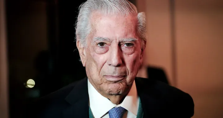 epa09941505 Peruvian writer and winner of the 2010 Nobel Prize for Literature, Mario Vargas Llosa, arrives for a conference in Montevideo, Uruguay, 11 May 2022. EPA/RAUL MARTINEZ/Raul Martinez