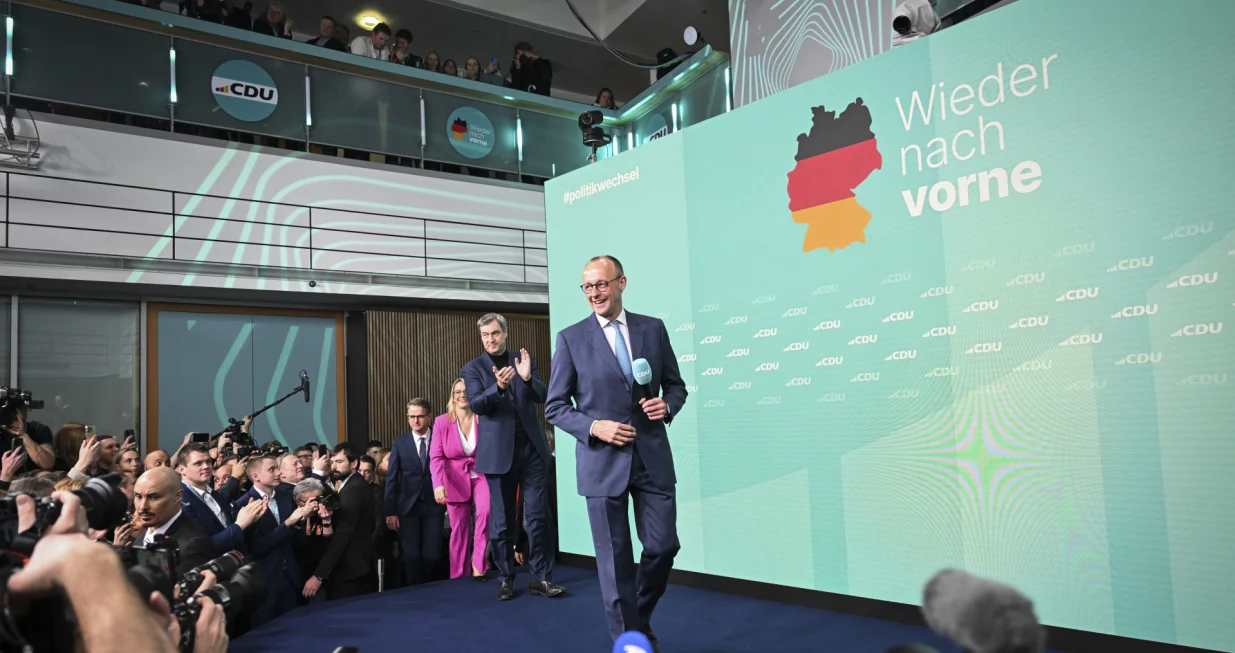 BERLIN, NJEMAДЊKA - 23. FEBRUAR: Lider njemaДЌke opozicije Friedrich Merz proglasio je pobjedu nakon ЕЎto su njegovi demokrЕЎД‡ani (CDU/CSU) osvojili skoro 29 posto glasova na danaЕЎnjim saveznim izborima, javlja Anadolu."Pobijedili smo na ovim izborima", rekao je Merz ДЌlanovima stranke tokom slavljeniДЌkog govora u sjediЕЎtu CDU-a."Svijet nas ne ДЌeka niti ДЌeka duge pregovore o koaliciji. Sada moramo brzo povratiti naЕЎu sposobnost da djelujemo", rekao je konzervativni lider.Merz je naglasio da je brzo formiranje stabilne koalicione vlade kljuДЌno za rjeЕЎavanje unutraЕЎnjih izazova, jaДЌanje prisustva NjemaДЌke u Evropi i ponovnu izgradnju meД'unarodnog povjerenja.Prema najnovijim projekcijama javnog emitera ARD-a, demokrЕЎД‡ani su osvojili 28,8 posto glasova, u odnosu na 24 posto na prethodnim saveznim izborima 2021.MeД'utim, savez konzervativaca CDU/CSU nije uspio da postigne apsolutnu veД‡inu potrebnu za samostalno formiranje vlade.Socijaldemokratska partija (SPD) kancelara Olafa Scholza suoДЌila se s historijskim porazom na izborima s osvojenih svega 16,2 posto glasova, ЕЎto je najslabiji rezultat za stranku lijevog centra od 1949. godine.Krajnje desniДЌarska Alternativa za NjemaДЌku (AfD) ostvarila je svoj najbolji rezultat ikada na saveznim izborima. S 20,3 posto glasova je postala druga najjaДЌa stranka u zemlji.Zelena stranka ministrice vanjskih poslova Annalena Baerbock osvojila je 12,7 posto glasova.SocijalistiДЌka stranka Die Linke napravila je veliko iznenaД'enje izborne noД‡i, osvojivЕЎi 8,5 posto glasova, za tri posto viЕЎe u odnosu na rezult (Halil SaДџД±rkaya - Anadolu Agency)/