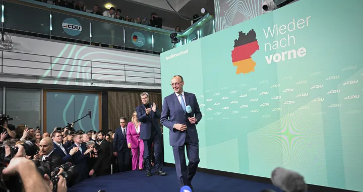 BERLIN, NJEMAДЊKA - 23. FEBRUAR: Lider njemaДЌke opozicije Friedrich Merz proglasio je pobjedu nakon ЕЎto su njegovi demokrЕЎД‡ani (CDU/CSU) osvojili skoro 29 posto glasova na danaЕЎnjim saveznim izborima, javlja Anadolu."Pobijedili smo na ovim izborima", rekao je Merz ДЌlanovima stranke tokom slavljeniДЌkog govora u sjediЕЎtu CDU-a."Svijet nas ne ДЌeka niti ДЌeka duge pregovore o koaliciji. Sada moramo brzo povratiti naЕЎu sposobnost da djelujemo", rekao je konzervativni lider.Merz je naglasio da je brzo formiranje stabilne koalicione vlade kljuДЌno za rjeЕЎavanje unutraЕЎnjih izazova, jaДЌanje prisustva NjemaДЌke u Evropi i ponovnu izgradnju meД'unarodnog povjerenja.Prema najnovijim projekcijama javnog emitera ARD-a, demokrЕЎД‡ani su osvojili 28,8 posto glasova, u odnosu na 24 posto na prethodnim saveznim izborima 2021.MeД'utim, savez konzervativaca CDU/CSU nije uspio da postigne apsolutnu veД‡inu potrebnu za samostalno formiranje vlade.Socijaldemokratska partija (SPD) kancelara Olafa Scholza suoДЌila se s historijskim porazom na izborima s osvojenih svega 16,2 posto glasova, ЕЎto je najslabiji rezultat za stranku lijevog centra od 1949. godine.Krajnje desniДЌarska Alternativa za NjemaДЌku (AfD) ostvarila je svoj najbolji rezultat ikada na saveznim izborima. S 20,3 posto glasova je postala druga najjaДЌa stranka u zemlji.Zelena stranka ministrice vanjskih poslova Annalena Baerbock osvojila je 12,7 posto glasova.SocijalistiДЌka stranka Die Linke napravila je veliko iznenaД'enje izborne noД‡i, osvojivЕЎi 8,5 posto glasova, za tri posto viЕЎe u odnosu na rezult (Halil SaДџД±rkaya - Anadolu Agency)/
