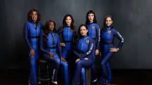 Prva isključivo ženska letačka postava putuje u svemir; među njima su novinarka Gayle King, pjevačica Katy Perry, zaručnica Jeffa Bezosa Lauren Sánchez, filmska producentica Karianne Flynn, bivša NASA-ina raketna znanstvenica Aisha Bowe i aktivistica Amanda Nguyen//