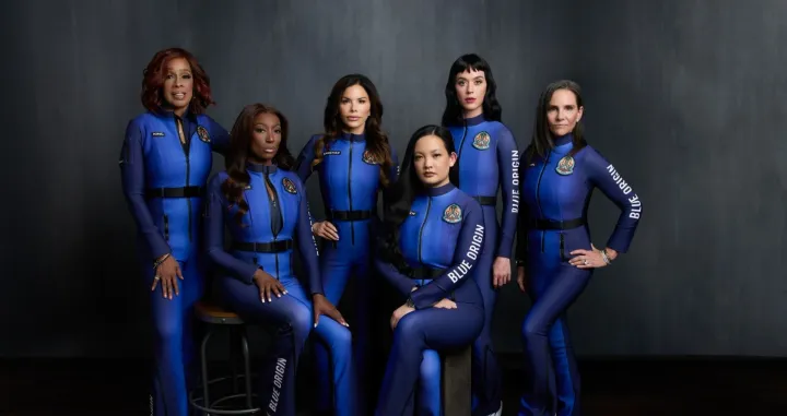 Prva isključivo ženska letačka postava putuje u svemir; među njima su novinarka Gayle King, pjevačica Katy Perry, zaručnica Jeffa Bezosa Lauren Sánchez, filmska producentica Karianne Flynn, bivša NASA-ina raketna znanstvenica Aisha Bowe i aktivistica Amanda Nguyen//