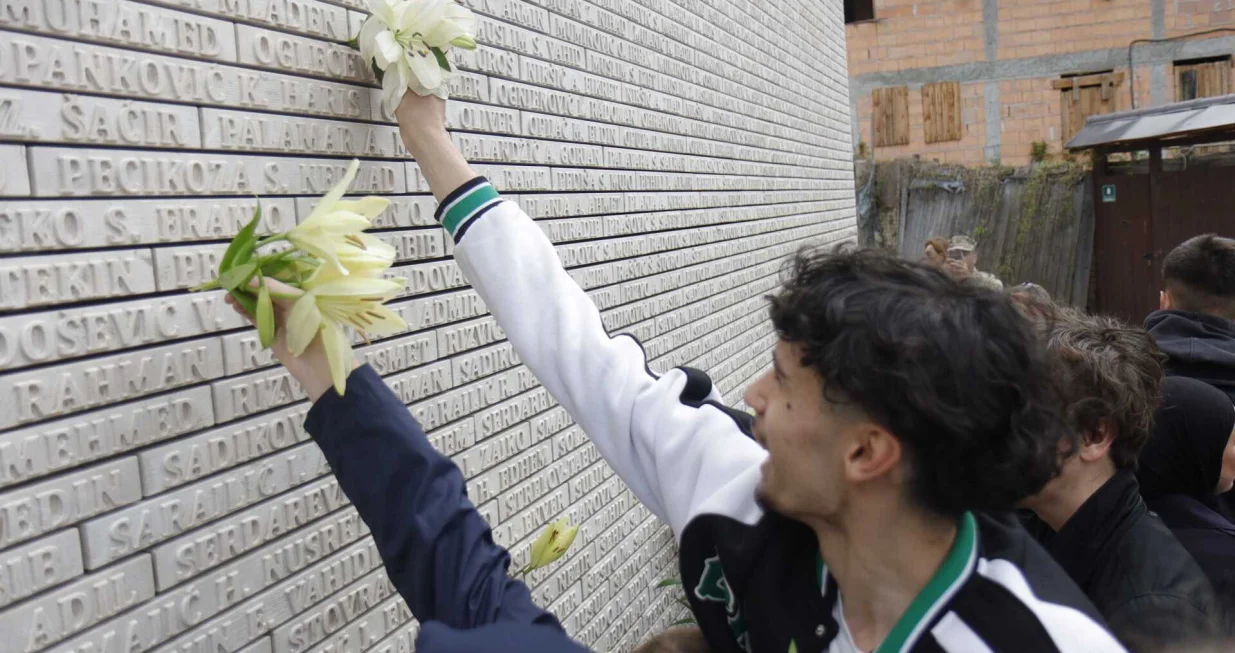 U Sarajevu je danas svečano obilježena 33. godišnjica formiranja Armije Republike Bosne i Hercegovine i 20. godišnjica 2. pješadijskog (rendžerskog) puka Oružanih snaga BiH – jedinice koja baštini tradiciju slavne Armije RBiH./Senad Gubelić