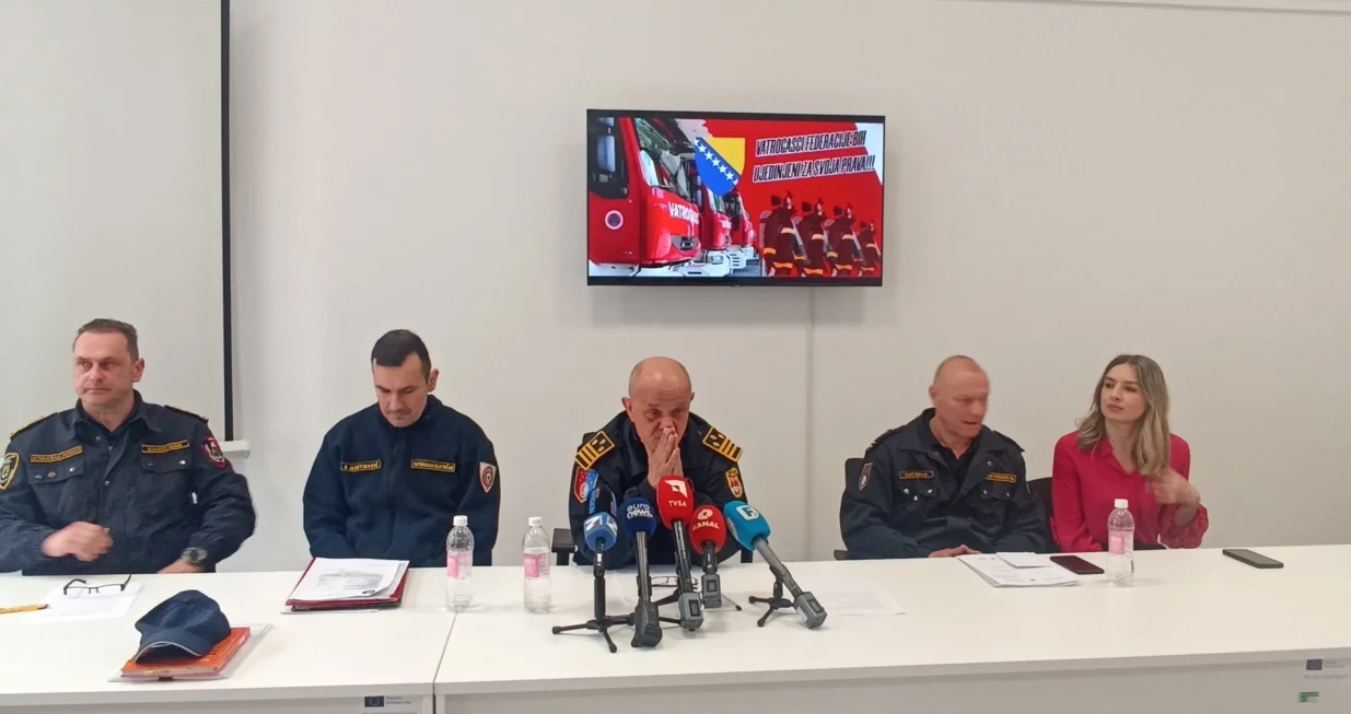 Vatrogasci pres u Sarajevu/