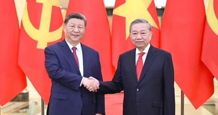 新华社照片，河内，2025年4月14日 4月14日下午，中共中央总书记、国家主席习近平在越共中央驻地同越共中央总书记苏林举行会谈。 新华社记者 李学仁 摄/