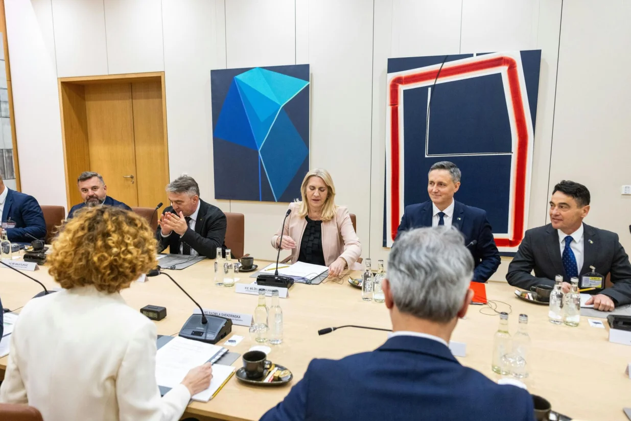 Članovi Predsjedništva BiH na sastanku sa članovima Sjevernoatlantskog vijeća (NAC) u Briselu//