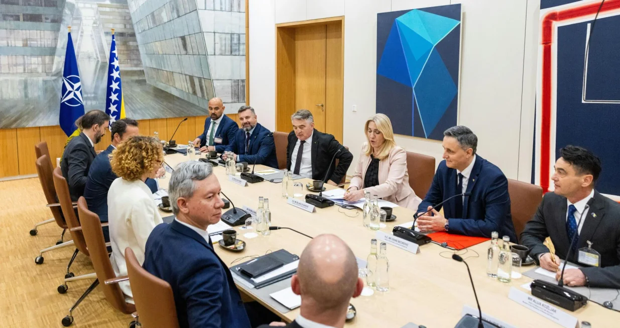 Članovi Predsjedništva BiH na sastanku sa članovima Sjevernoatlantskog vijeća (NAC) u Briselu//