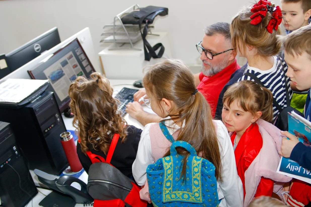Posjeta osnovnoškolaca u redakciju Oslobođenja/Damir Deljo 