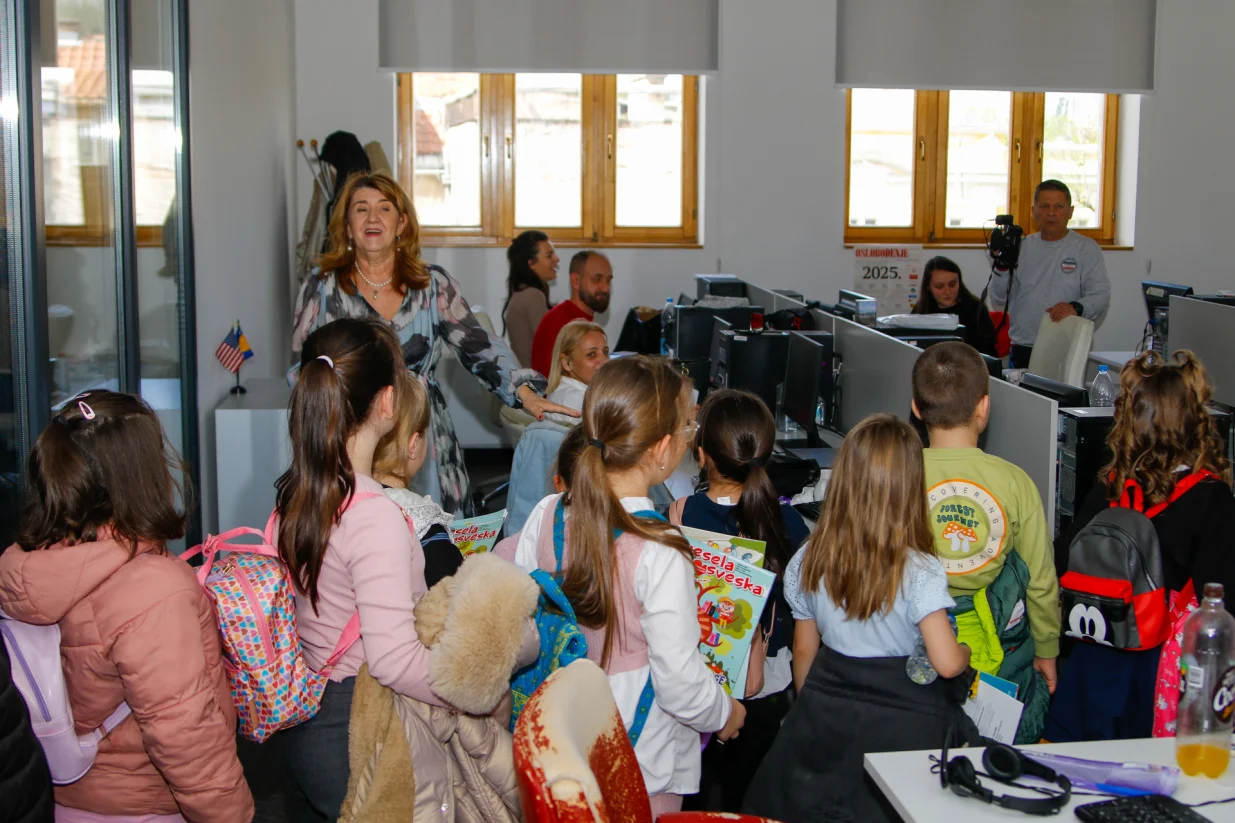 Posjeta osnovnoškolaca u redakciju Oslobođenja/Damir Deljo 