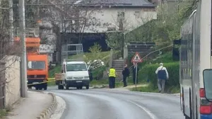 Dvojica radnika ispala iz korpe prilikom postavljanja trolejbuske mreže/čitatelj