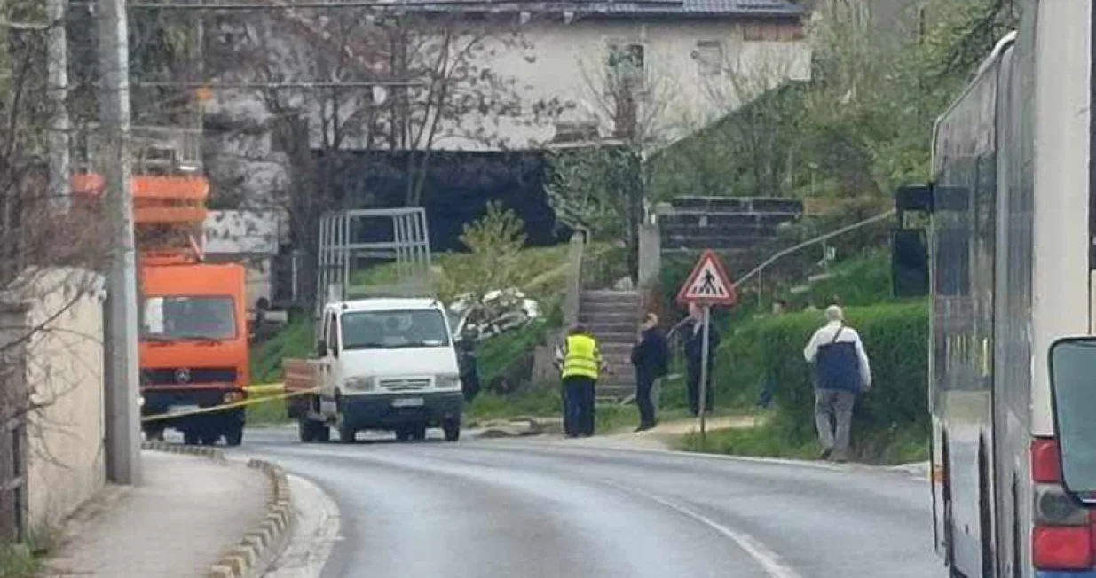 Dvojica radnika ispala iz korpe prilikom postavljanja trolejbuske mreže/čitatelj