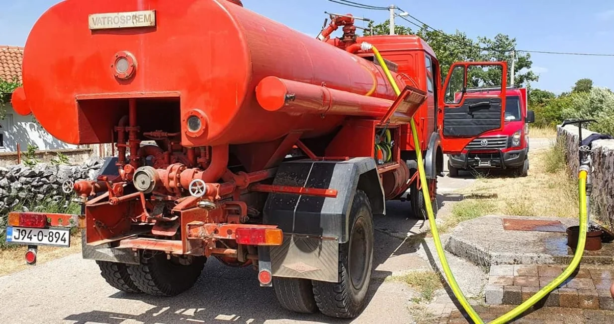 Na području Hercegovačko-neretvanskog kantona (HNK), u Bosni i Hercegovini, u protekla 24 sata registrovano je 29 požara, a trojica vatrogasaca zatražila su ljekarsku pomoć (PVP Mostar - Anadolu Agency)/