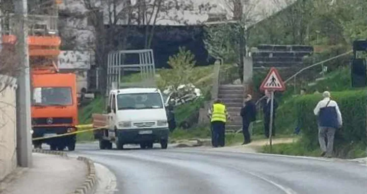 Dvojica radnika ispala iz korpe prilikom postavljanja trolejbuske mreže/čitatelj