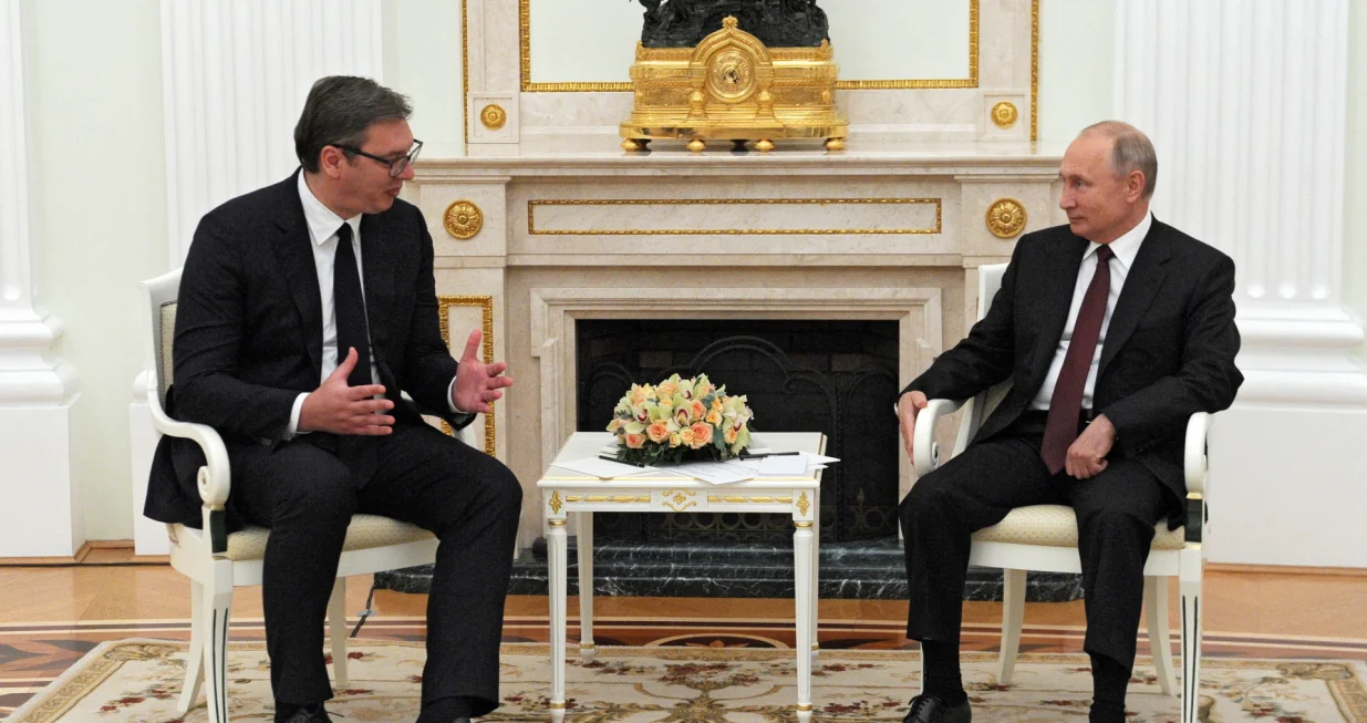 epa08504716 Russian President Vladimir Putin (R) meets with Serbian President Aleksandar Vucic (L) at the Kremlin, in Moscow, Russia, 23 June 2020. Aleksandar Vucic arrived in Moscow to take part on 24 June in celebrations marking the 75th anniversary of Victory in the WWII. EPA/ALEXEI NIKOLSKY/SPUTNIK /KREMLIN POOL MANDATORY CREDIT/Alexei Nikolsky/sputnik /kremlin Pool
