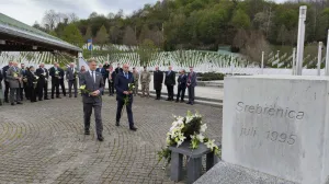 Polaganje cvijeća u Memorijalnom centru Srebrenica Potočari pred početak sjednice Vijeća za provedbu mira 15. aprila 2025./Detektor.ba