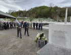 Polaganje cvijeća u Memorijalnom centru Srebrenica Potočari pred početak sjednice Vijeća za provedbu mira 15. aprila 2025./Detektor.ba