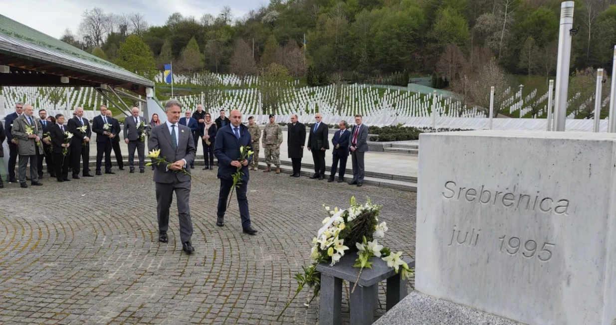 Polaganje cvijeća u Memorijalnom centru Srebrenica Potočari pred početak sjednice Vijeća za provedbu mira 15. aprila 2025./Detektor.ba