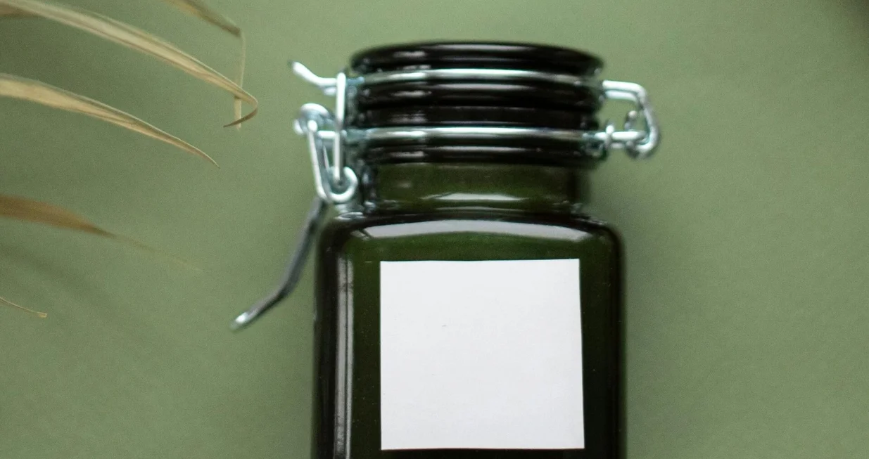 Teglica s naljepnicom/Katrin Bolovtsova 