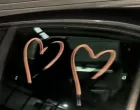 Ostavlja srca na vozilu/Facebook//