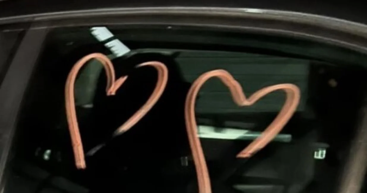 Ostavlja srca na vozilu/Facebook//