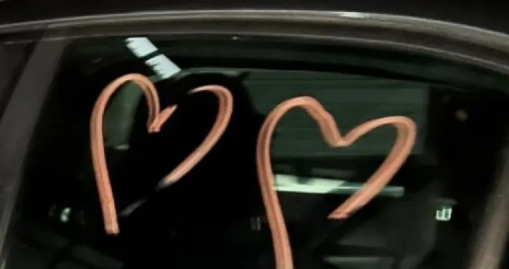 Ostavlja srca na vozilu/Facebook//