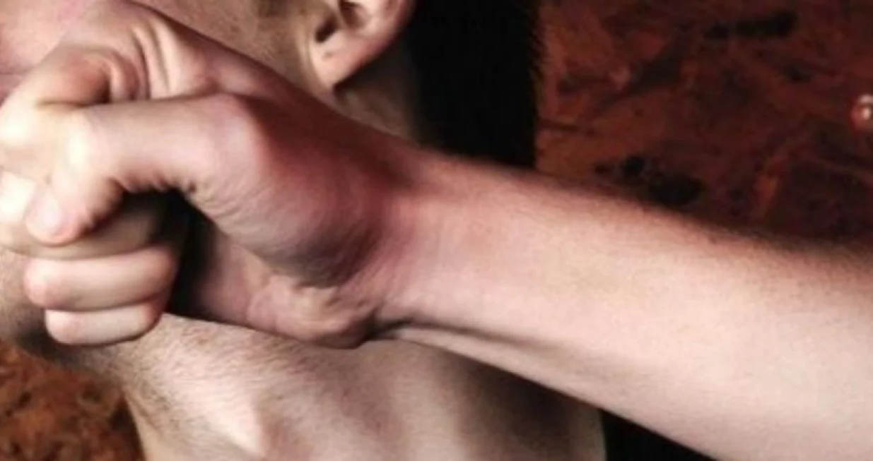 Tuča udarac šakom u glavu/