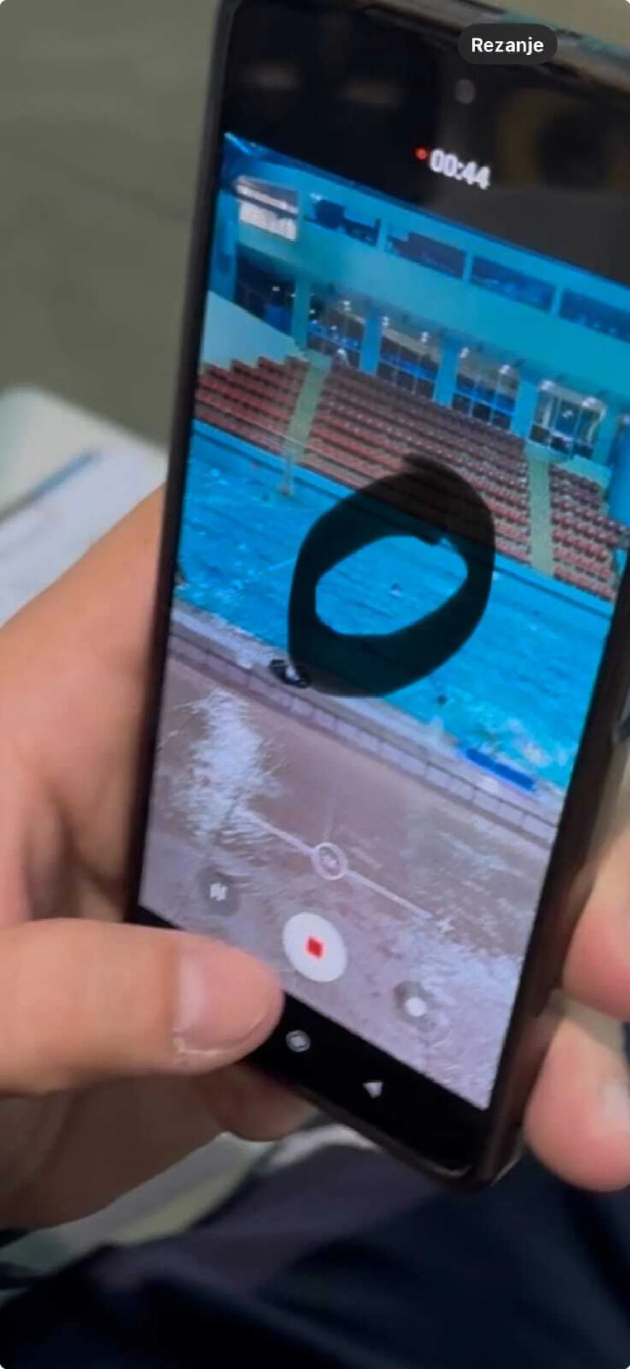 Snimak dječaka u bazenu/