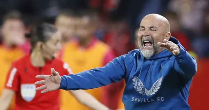 epa10296819 Sevilla's head coach Jorge Sampaoli reacts during the Spanish LaLiga soccer match between Sevilla FC and Real Sociedad, in Seville, Andalusia, Spain, 09 November 2022. EPA/Jose Manuel Vidal