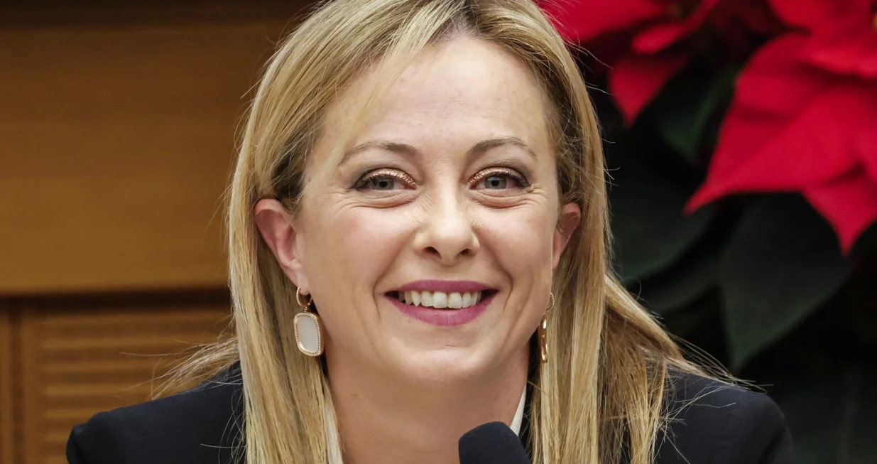 epa10381324 Italian Prime Minister Giorgia Meloni smiles during the traditional end-of-year press conference in Rome, Italy 29 December 2022. EPA/GIUSEPPE LAMI/Giuseppe Lami