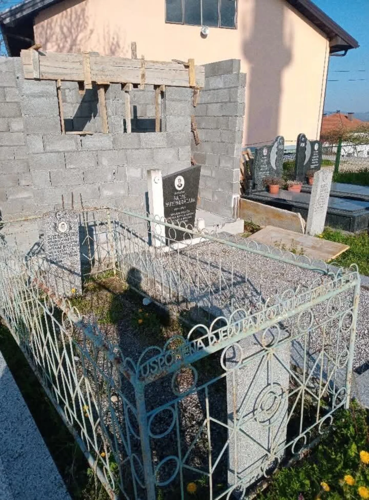 Mještani su krenuli u rušenje javnog WC-a/Nihad Sadić