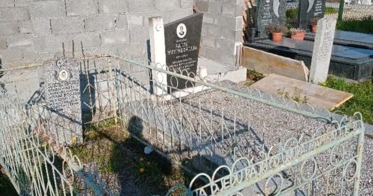 Mještani su krenuli u rušenje javnog WC-a/Nihad Sadić