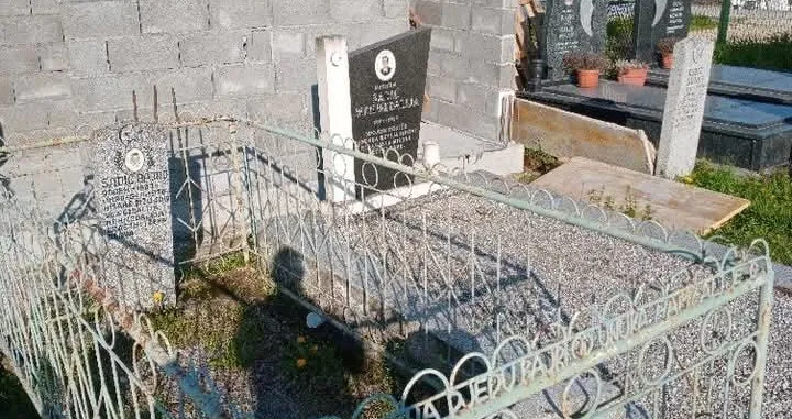 Mještani su krenuli u rušenje javnog WC-a/Nihad Sadić