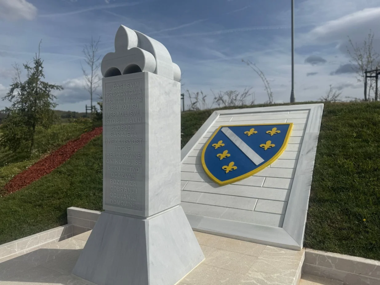Centralni nišan s ljiljanom, novoizgrađeno spomen-obilježje posvećeno svim pripadnicima Armije i MUP-a Republike Bosne i Hercegovine, svečano je otkriven danas u Aleji veterana u Vlakovu//