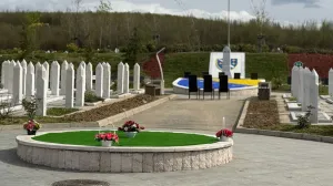 Centralni nišan s ljiljanom, novoizgrađeno spomen-obilježje posvećeno svim pripadnicima Armije i MUP-a Republike Bosne i Hercegovine, svečano je otkriven danas u Aleji veterana u Vlakovu//