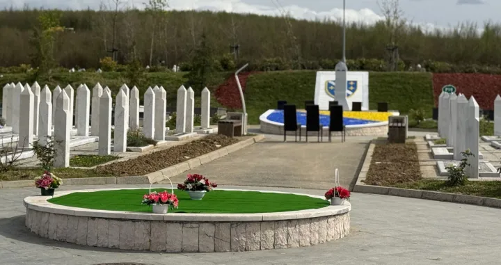 Centralni nišan s ljiljanom, novoizgrađeno spomen-obilježje posvećeno svim pripadnicima Armije i MUP-a Republike Bosne i Hercegovine, svečano je otkriven danas u Aleji veterana u Vlakovu//
