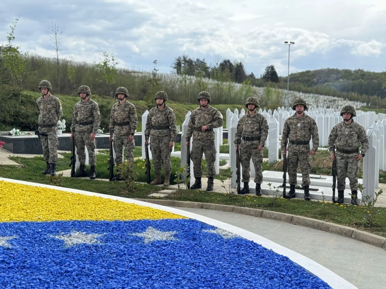 Centralni nišan s ljiljanom, novoizgrađeno spomen-obilježje posvećeno svim pripadnicima Armije i MUP-a Republike Bosne i Hercegovine, svečano je otkriven danas u Aleji veterana u Vlakovu//