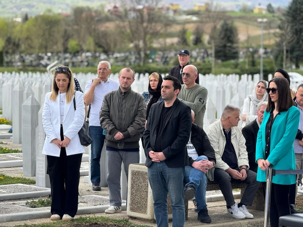 Centralni nišan s ljiljanom, novoizgrađeno spomen-obilježje posvećeno svim pripadnicima Armije i MUP-a Republike Bosne i Hercegovine, svečano je otkriven danas u Aleji veterana u Vlakovu//