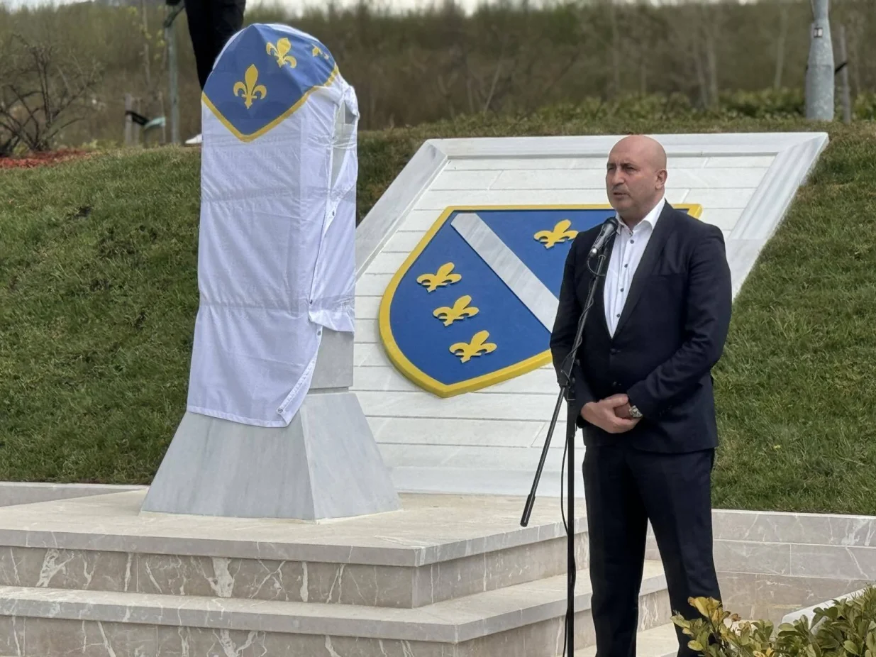 Omer Osmanović; Centralni nišan s ljiljanom, novoizgrađeno spomen-obilježje posvećeno svim pripadnicima Armije i MUP-a Republike Bosne i Hercegovine, svečano je otkriven danas u Aleji veterana u Vlakovu//