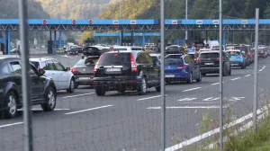 Macelj, Hrvatska - 22. kolovoza 2020: Sve veći broj stranih turista napušta Hrvatsku preko slovensko-hrvatske granice, dijelom zbog kraja turističke sezone, dijelom zbog restrikcijskih mjera koje su pojedine europske države i Velika Britanija uvele za svoje državjane koji borave na odmoru u Hrvatskoj (Stipe Majic - Anadolu Agency)/Stipe Majic