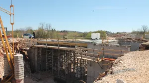 Radovi na izgradnji magistralne ceste Stolac - Neum izvode se u skladu s planiranom dinamikom, a kompletna dionica dužine 36 kilometara podjeljena je na sedam lotova. Nedavno su okončani radovi na dionici Stari Neum - Broćanac (dugačka 12 kilometara), a trenutno se radi na dionici Broćanac - Prapratnica, uključujući i radove na raskrsnicama Babin Do i Oskrušnica. Izvođač je kompanija Strabag AG, a vrijednost ugovora je 10.309.959,74 maraka. Predviđeni rok za završetak je juli ove godine. (Željko Milicevic - Anadolu Agency)/Željko Milicevic