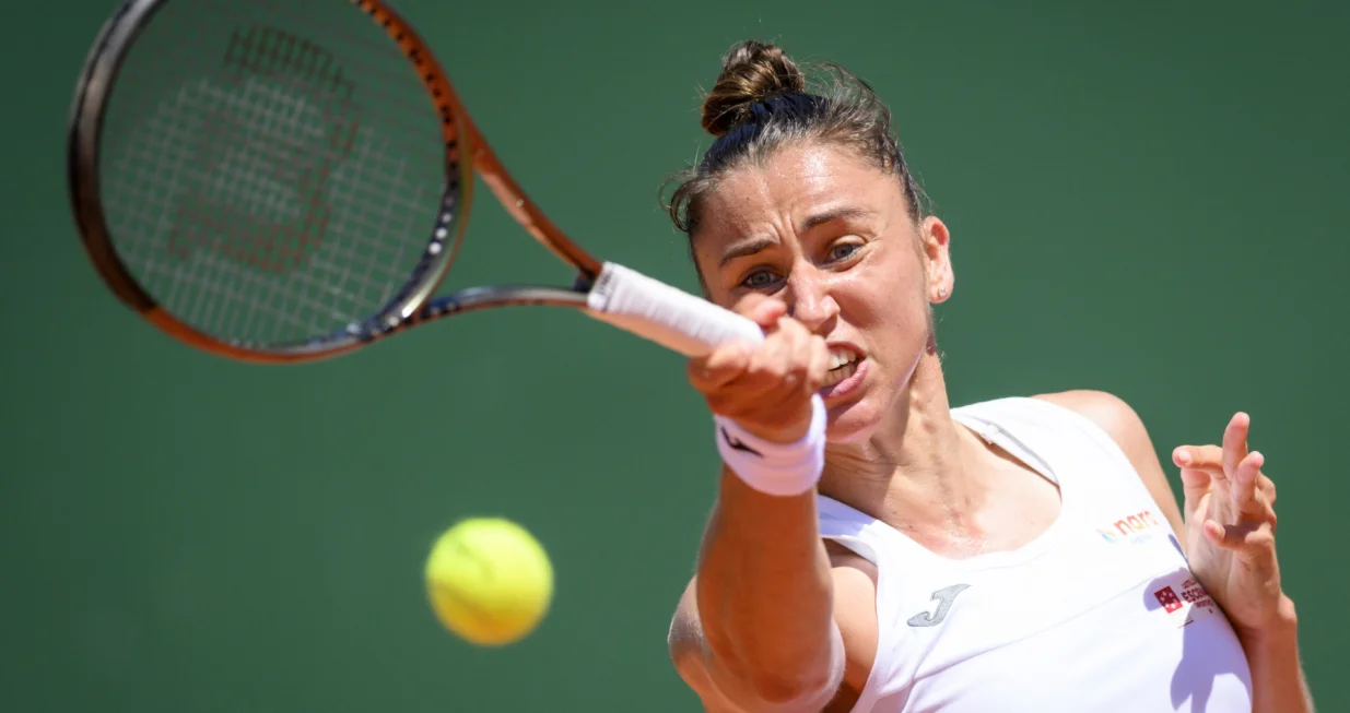 epa10064998 Sara Sorribes Tormo of Spain in action against Lauren Davis of the USA during their first round match of the WTA International Ladies Open Lausanne tennis tournament in Lausanne, Switzerland, 11 July 2022. EPA/LAURENT GILLIERON