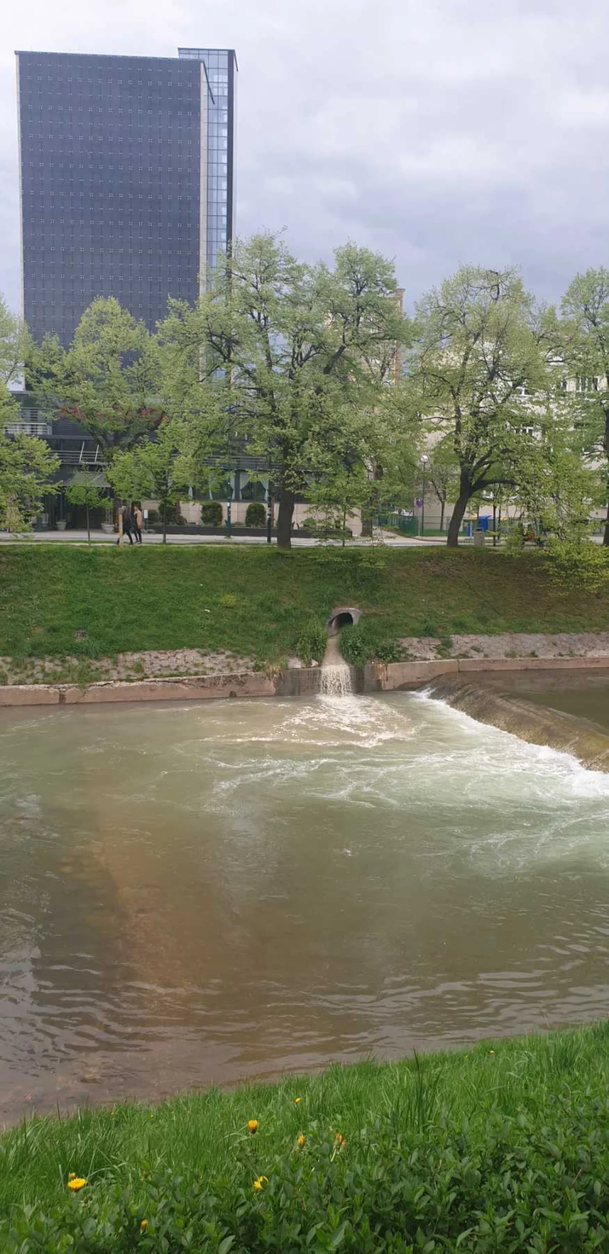 Smrdljiva tečnost zgrozila Sarajlije/ Čitatelj/