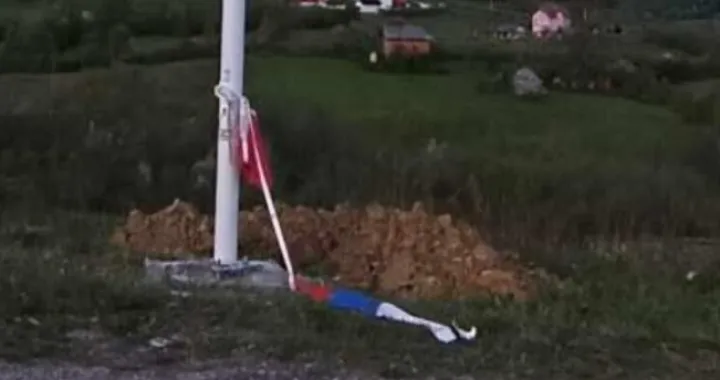 Skinuta zastava sa jarbola pored puta/Crna Hronika