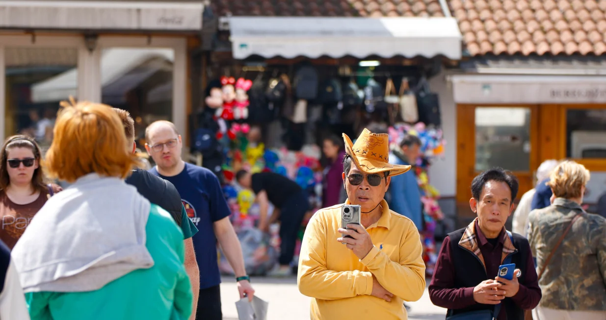 April 2025 sunčano vrijeme turisti po gradu/Damir Deljo @ Oslobodjenje