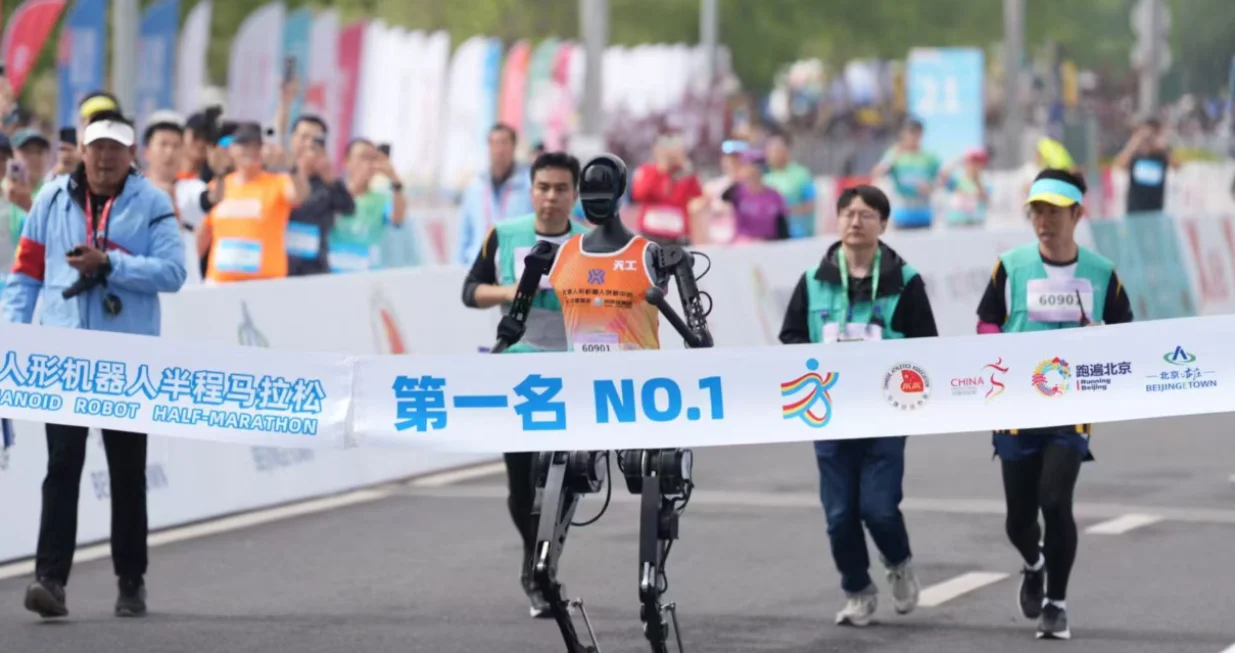 Humanoidni roboti s ljudima trčali polumaraton Yizhuang u Pekingu u Kini/Beijing Daily